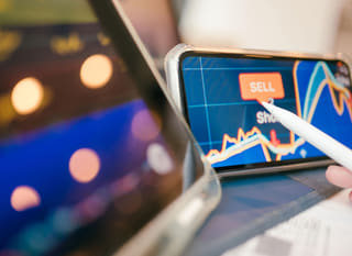 Operador multiactivo revisando alternativas en Bitcoin, Ethereum y forex