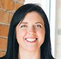 Sophie Hartwell, jefa de atención al cliente en el equipo de servicio, retrato.